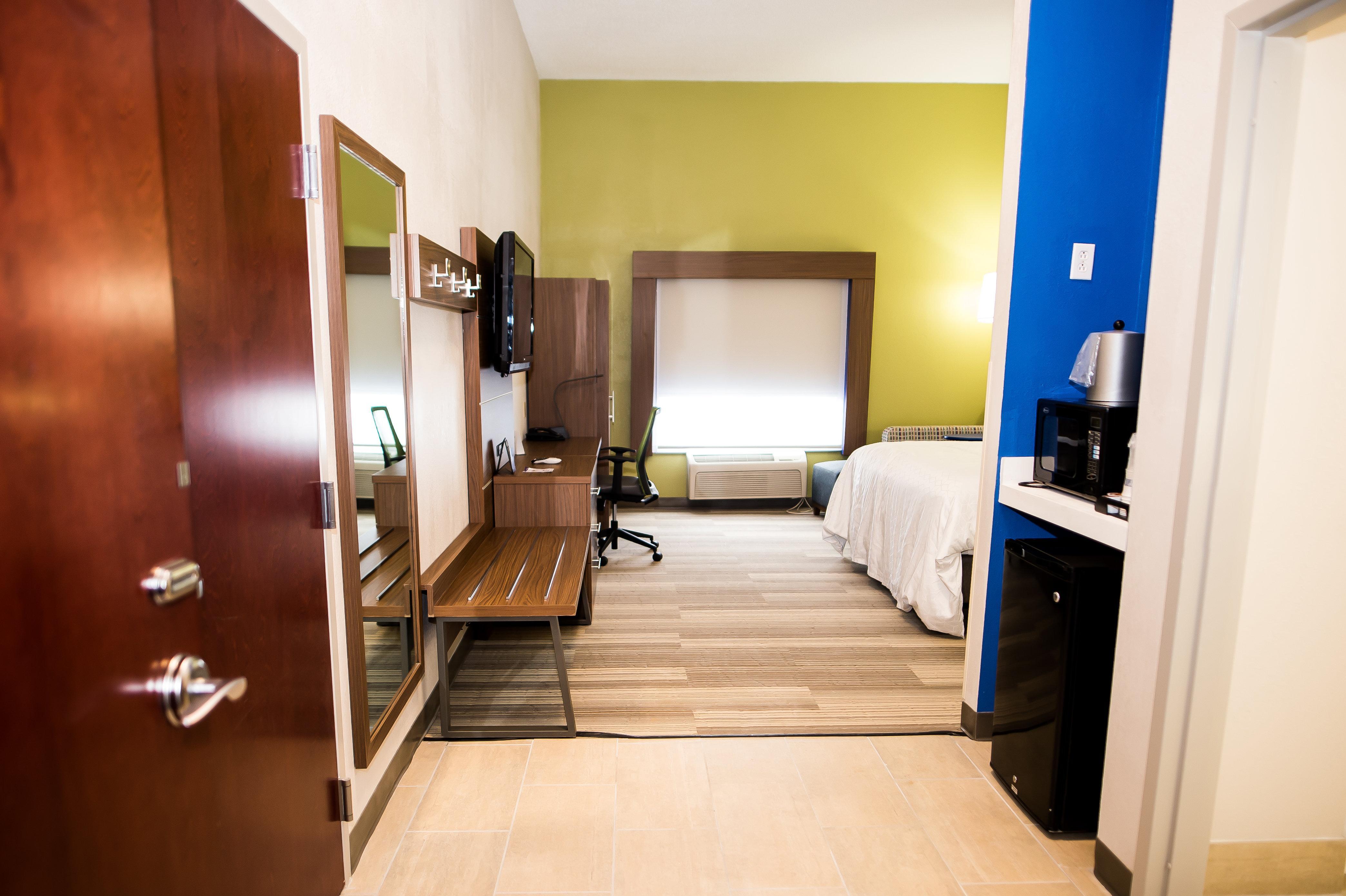 Holiday Inn Express & Suites Стейтсвилл Экстерьер фото