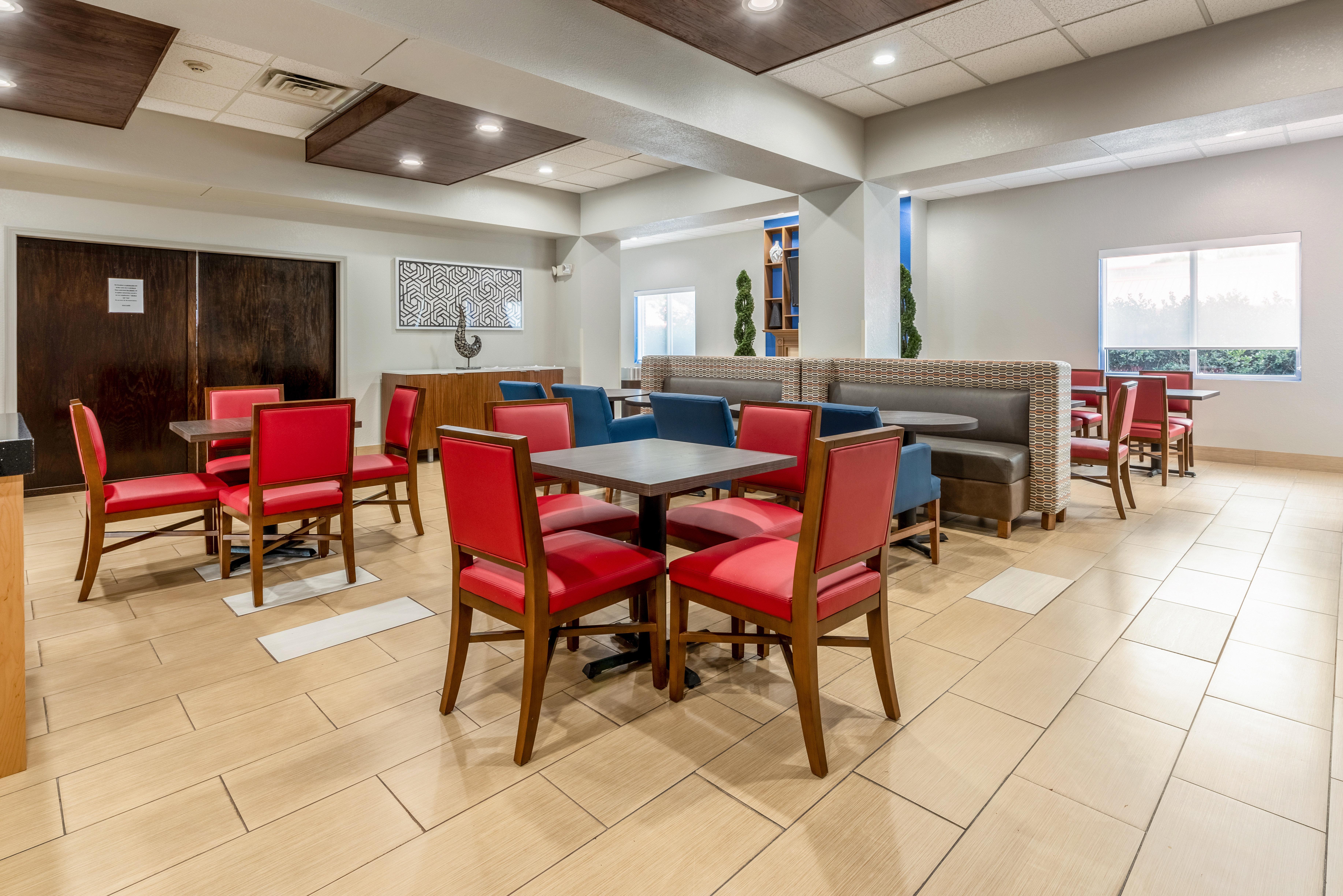 Holiday Inn Express & Suites Стейтсвилл Экстерьер фото
