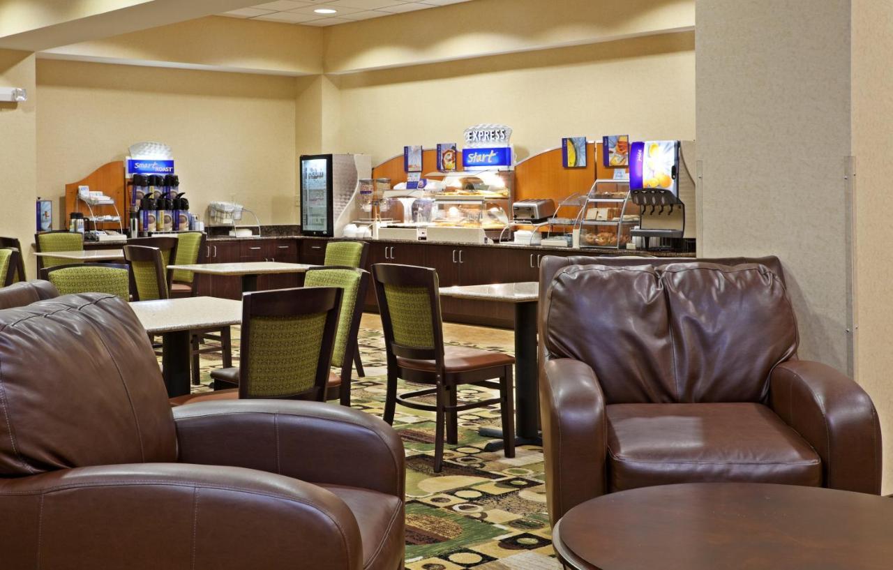 Holiday Inn Express & Suites Стейтсвилл Экстерьер фото