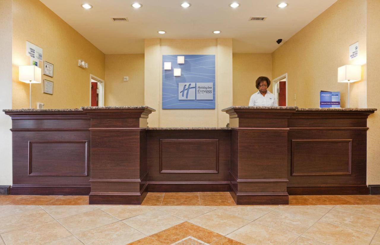 Holiday Inn Express & Suites Стейтсвилл Экстерьер фото