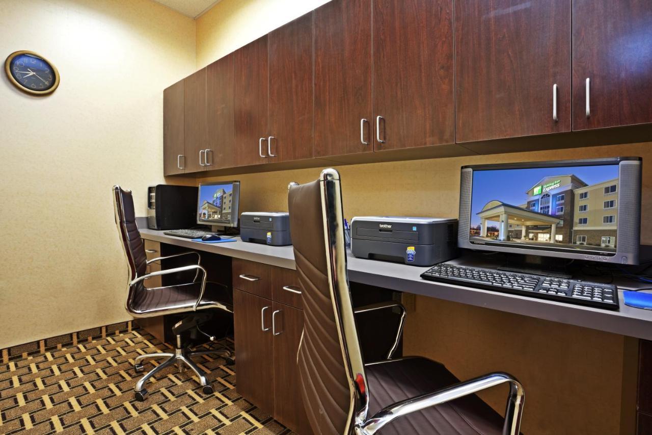 Holiday Inn Express & Suites Стейтсвилл Экстерьер фото
