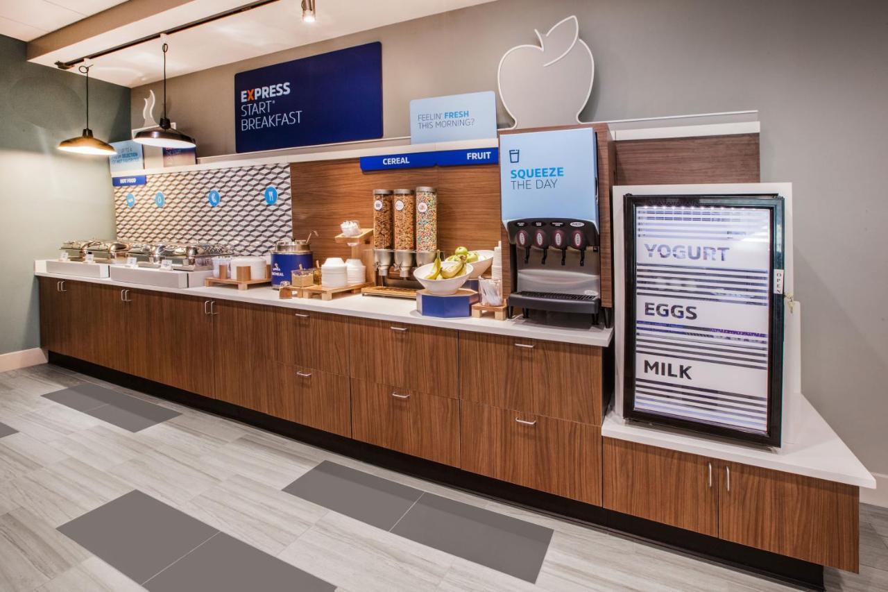 Holiday Inn Express & Suites Стейтсвилл Экстерьер фото
